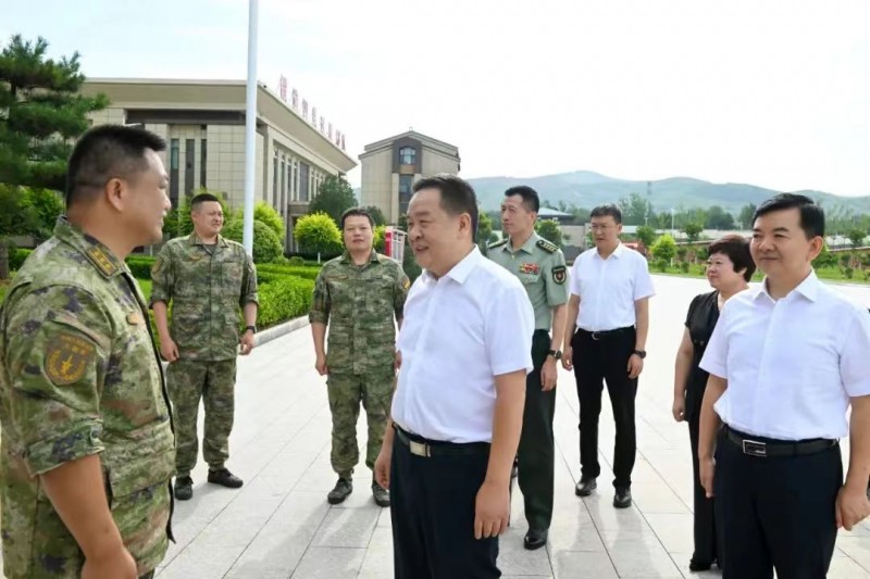 7月31日，陈耳东带队看望慰问驻市部队官兵。