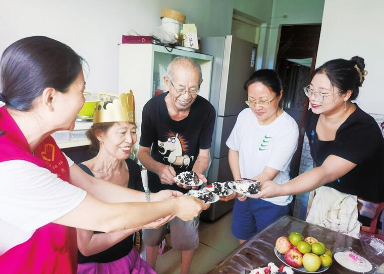 朝阳社区“共享儿女”为老人过生日。